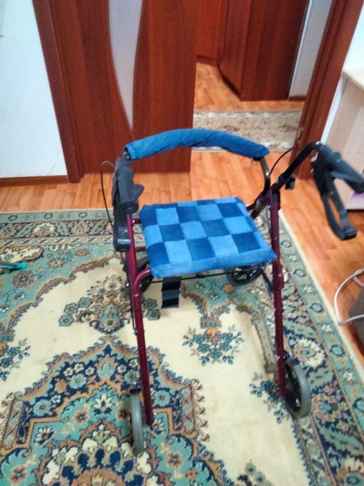 Кресло на колесиках в хорошем состояний