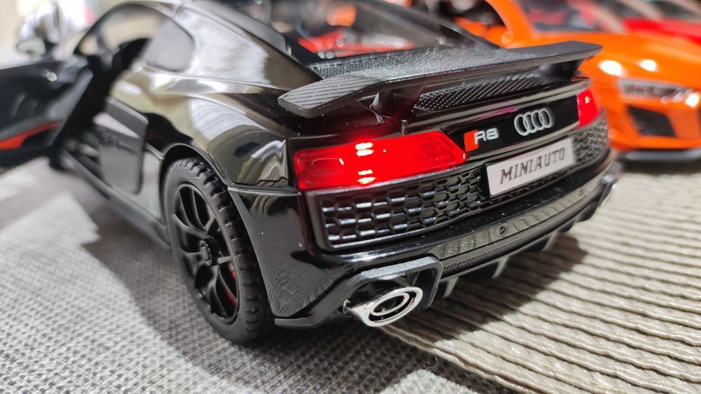 Метални колички Audi R8. Мащаб 1:24.