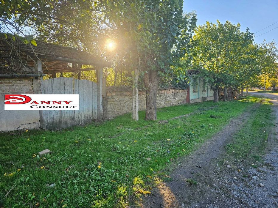 Стара къща с двор в с. Благоево - общ. Стражица