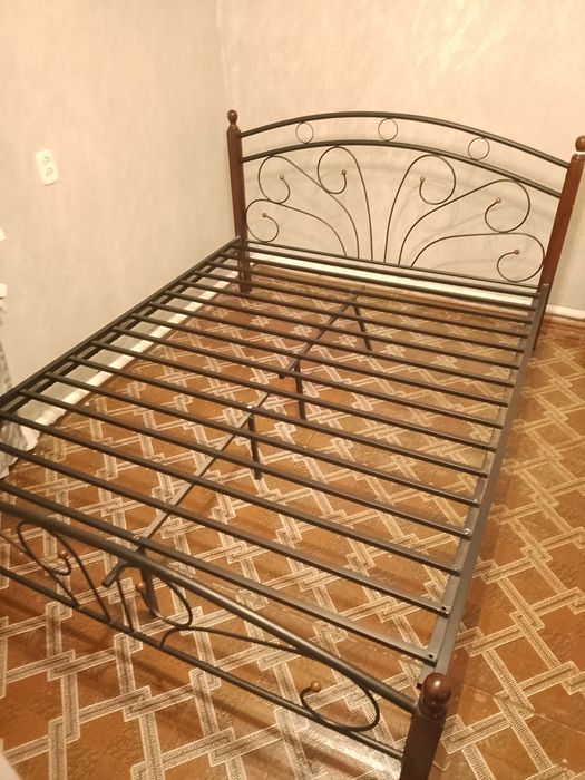 Продам двуспальную кровать с матрасом