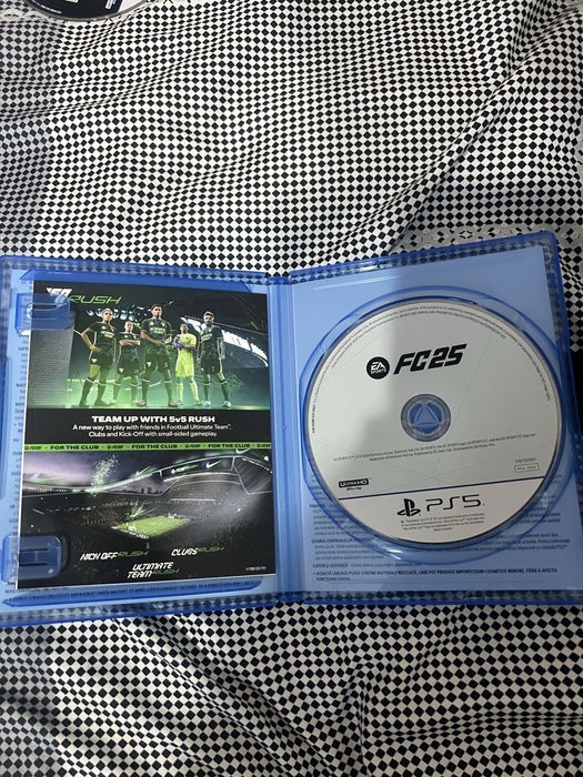 PS5 cu 2 manete si 7 jocuri