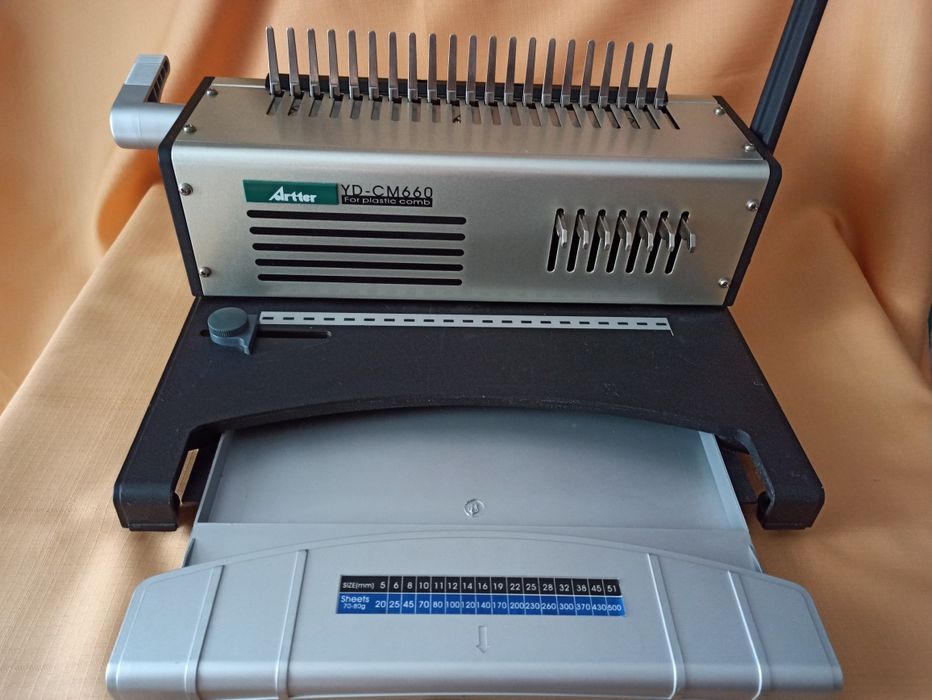 Aparat profesional ARTTER de perforat & indosariat cu șină din plastic