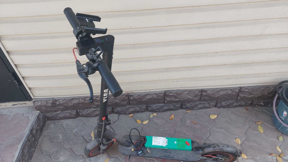 Продам электросамокат +2 аккума +шлем +держалка телефона +замок