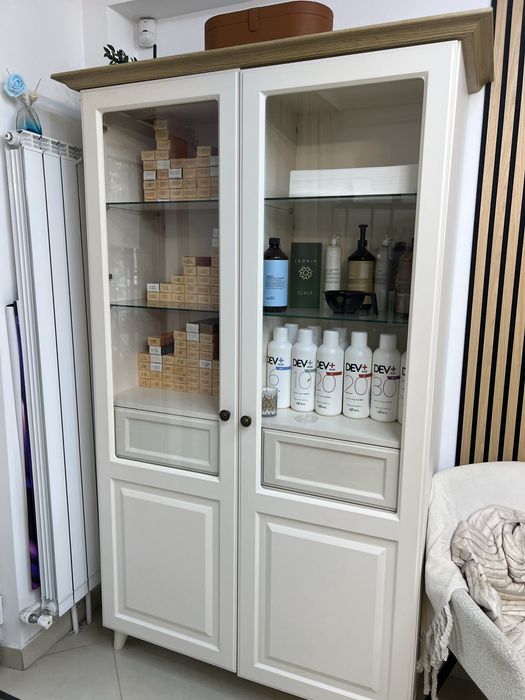 Vand vitrina in stare foarte buna