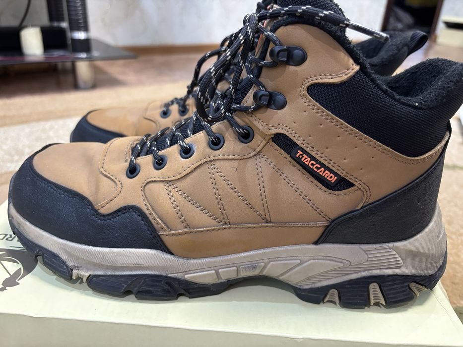 Продам зимние кросовки.