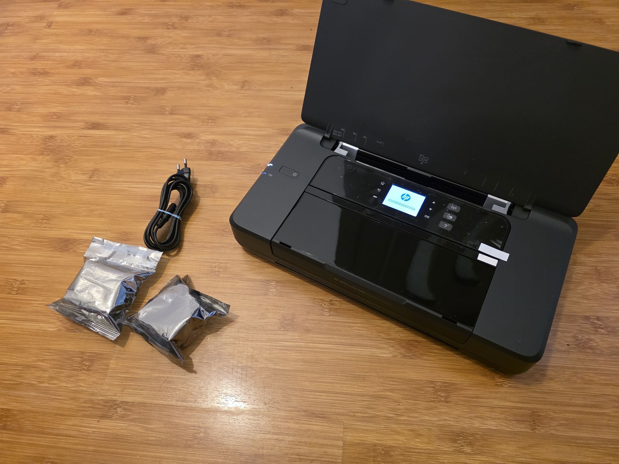 Imprimanta Mobila Portabila HP OfficeJet 200, set 2 cartuse XL NOI