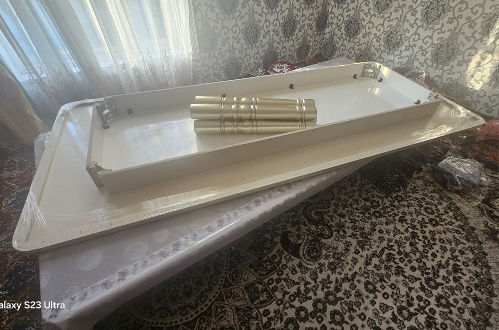 Стол/Хонтахта 12 кишили 2.80х1.20 сотилади.