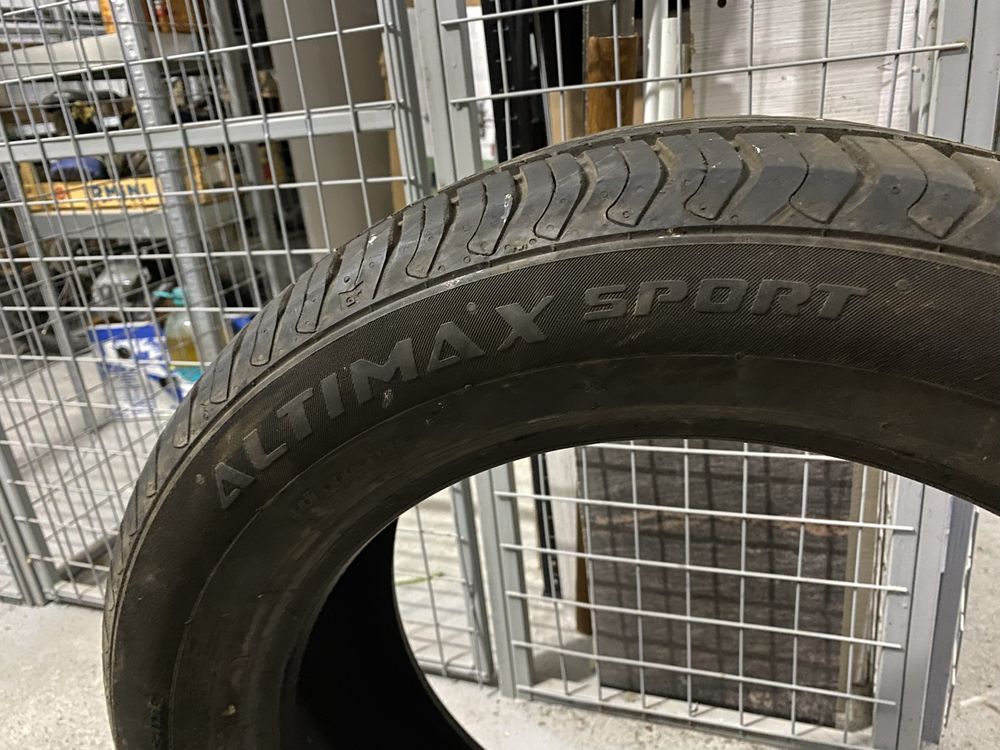 Vand 2 cauciucuri 215/55 r17 de vara