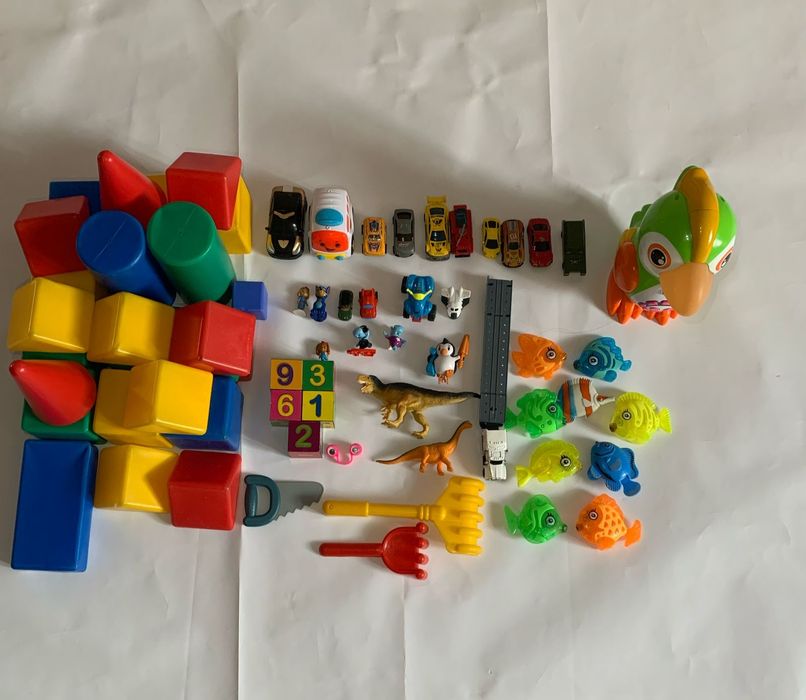 Игрушки машинки кубики