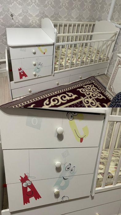 Манеж с тумбочками