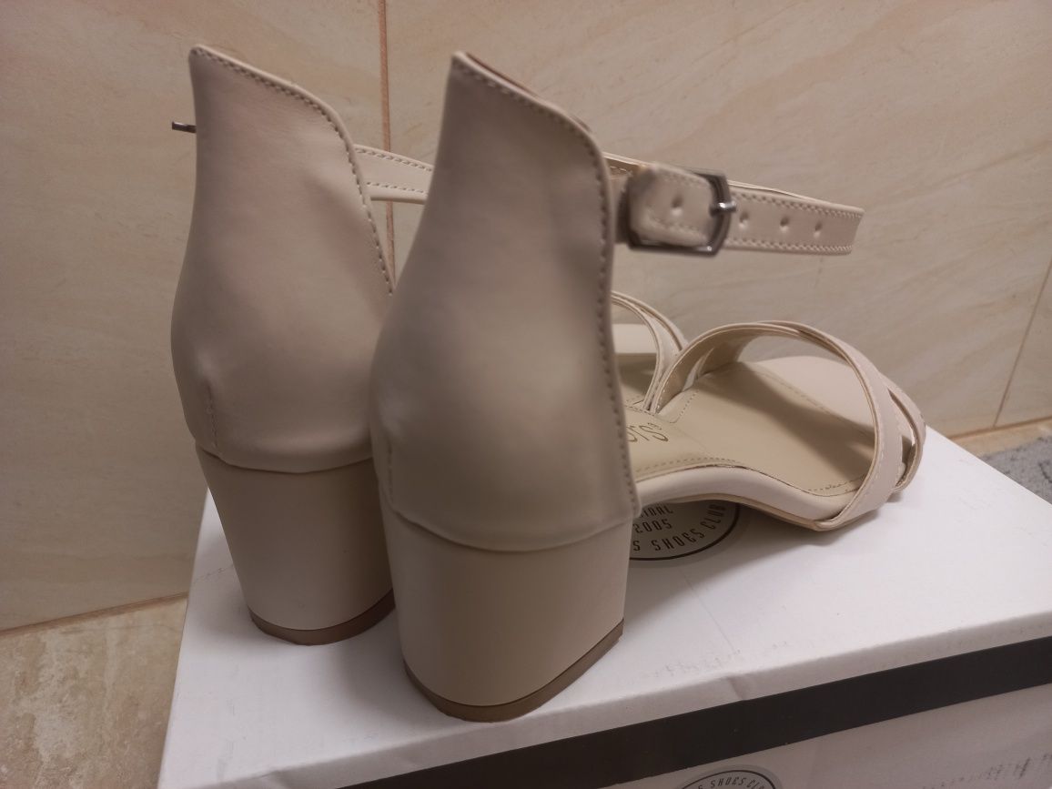 Sandale nude/bej deschis dama, mas. 40.5, cu bareta si toc gros
