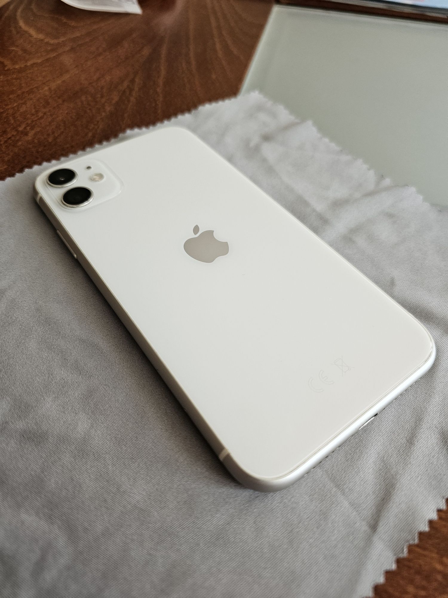 IPhone 11 Бял Заключен!