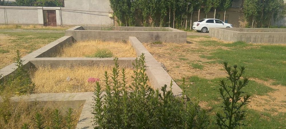 Uchastka sotiladi 8 sotix 4 sotiga beton quyilgan planirovkasi chiroyl