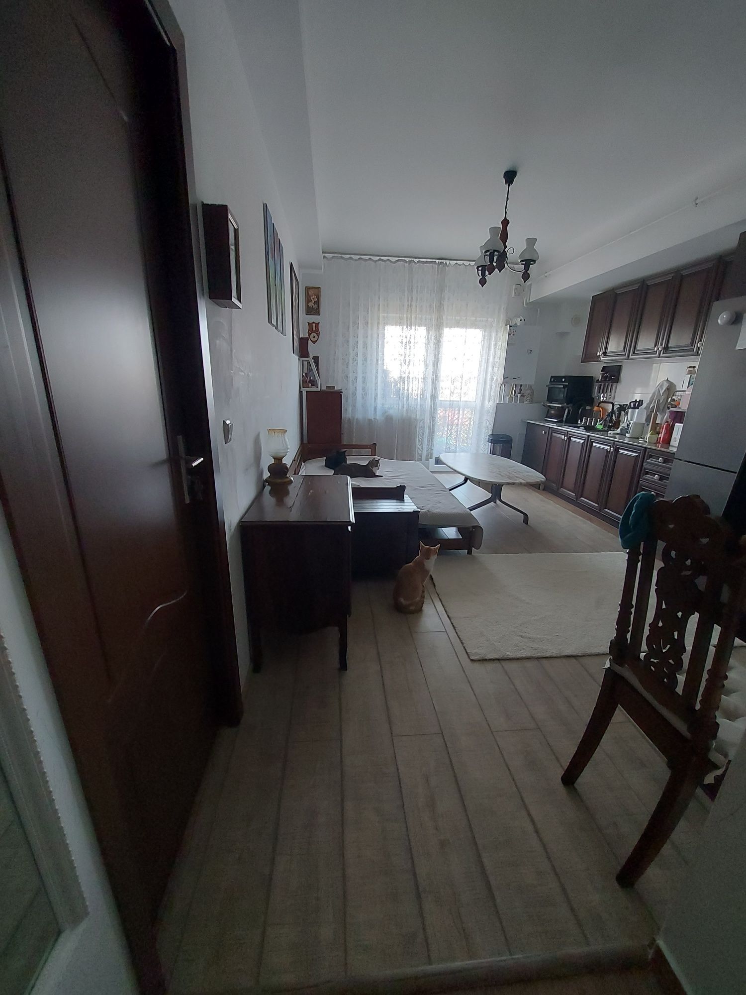 Vând apartament cu pod și loc de parcare