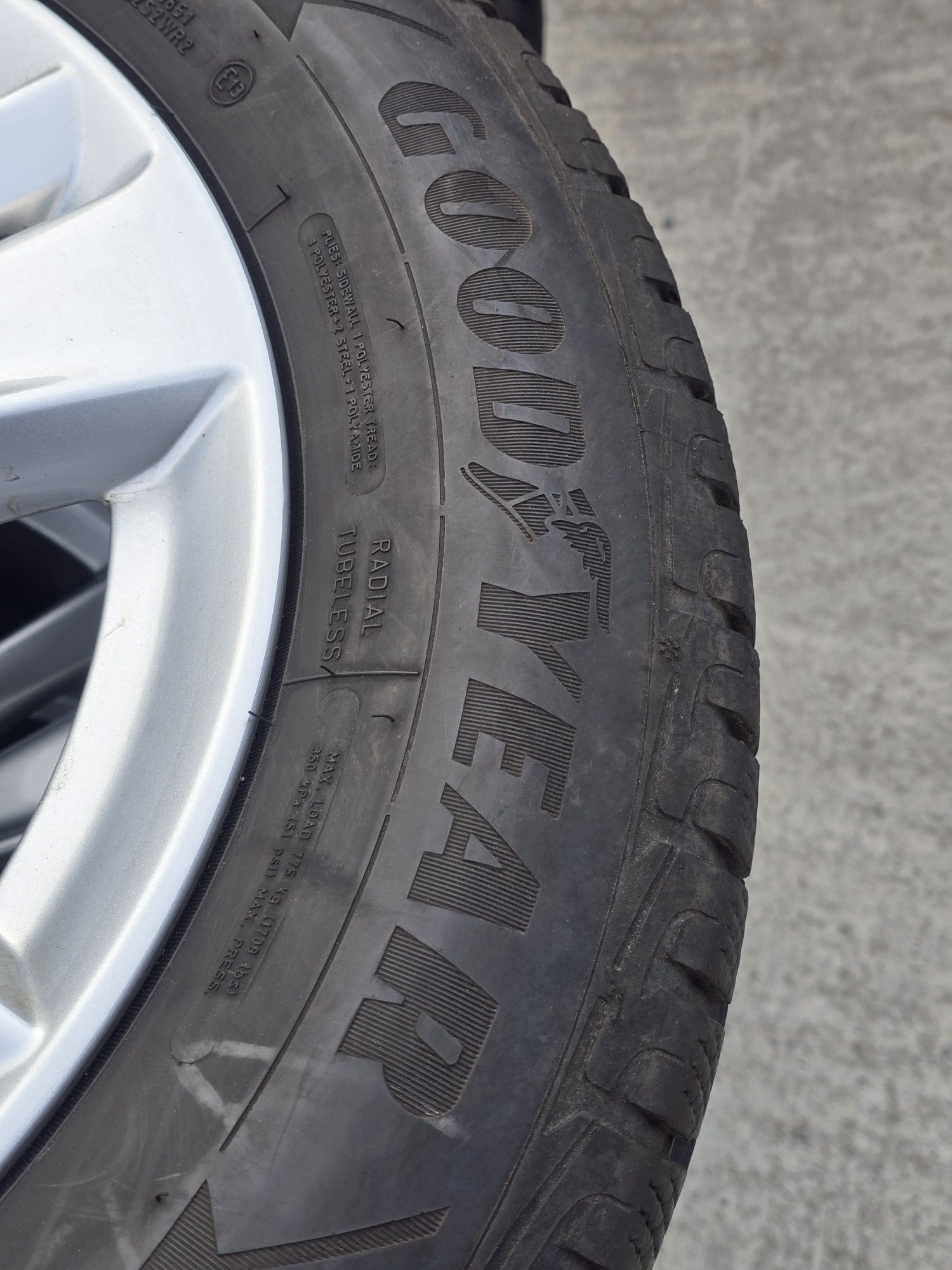 4 Броя 215/65/17 Goodyear 2x5,8mm 2x5,2mm 21dot