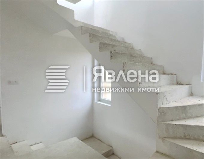 Стилна триетажна къща с басейн