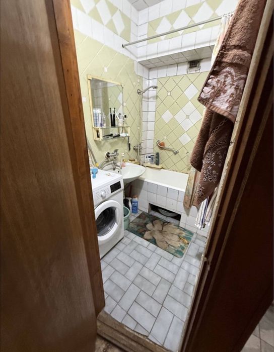 Ц-5 , 4-х комнатная квартира со средним ремонтом.