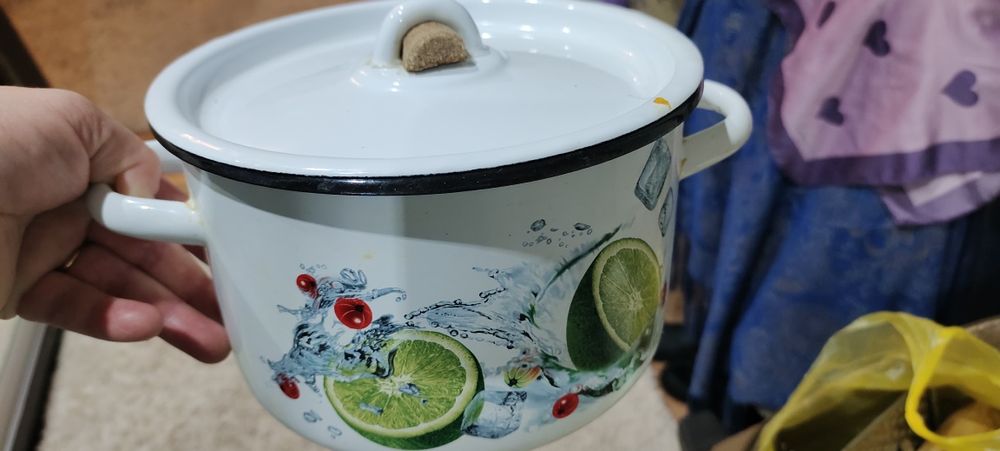 Кастрюльки эмалированные.разных размеров.