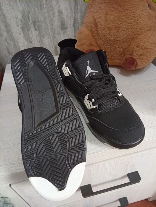 Кроссовки новые  37 размер