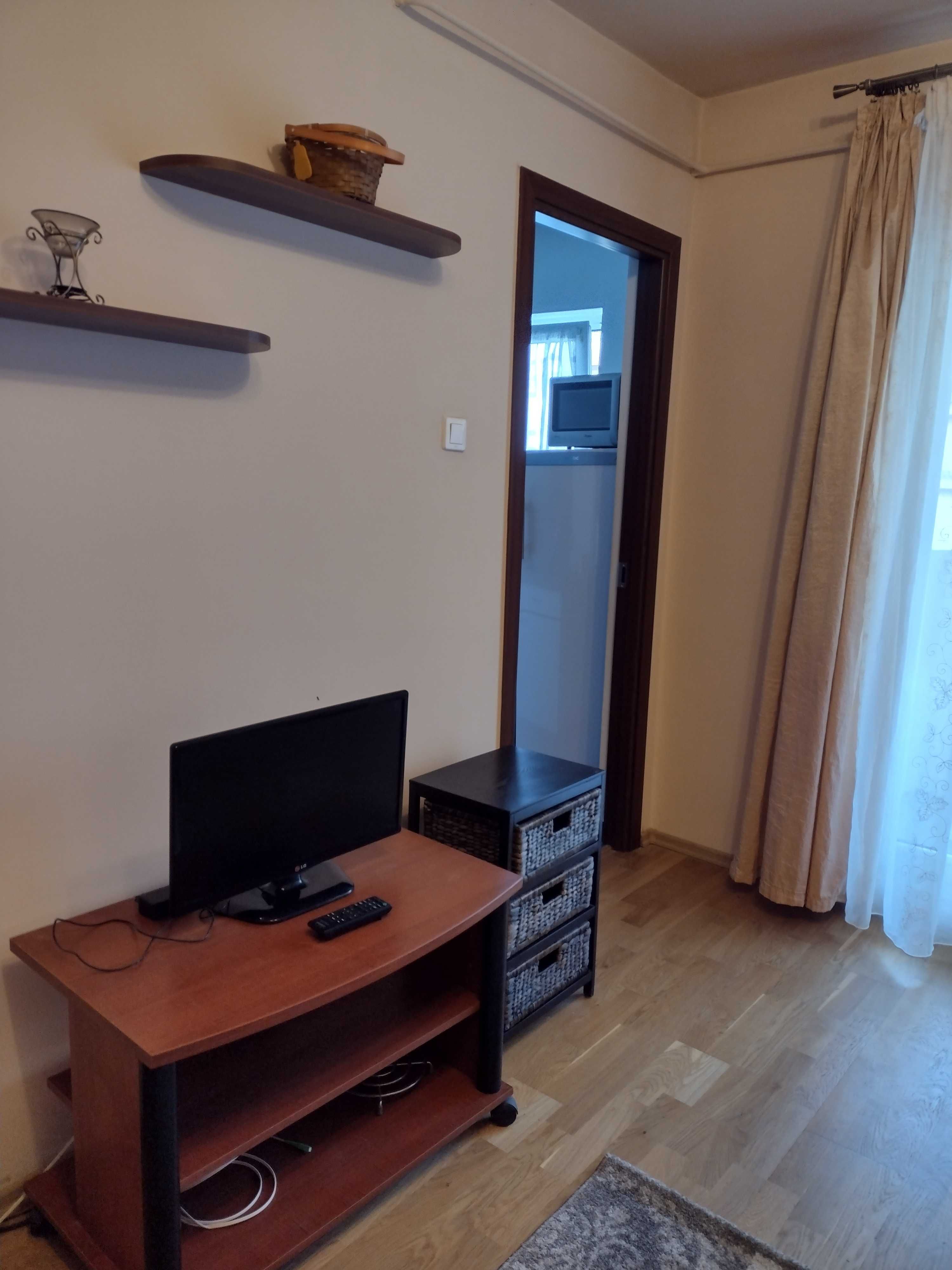 Ofer pentru inchiriere apartament cu o camera ( garsoniera)