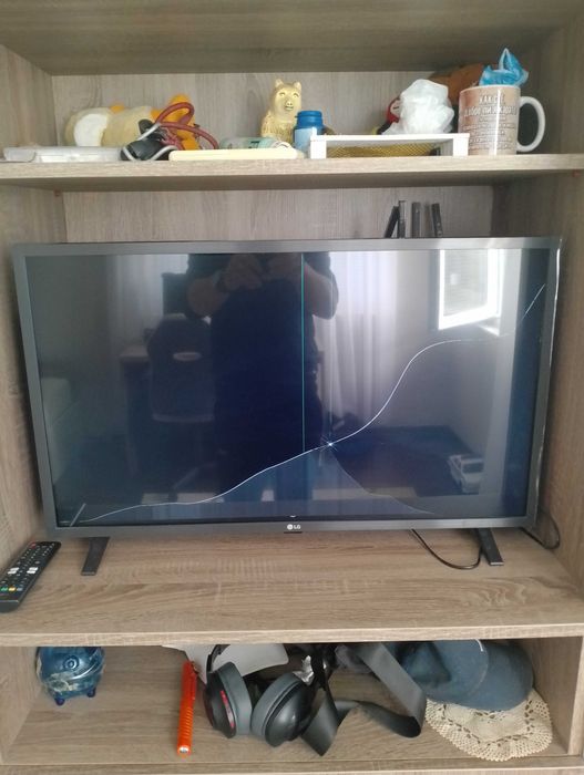 Телевизор LG с пукната матрица