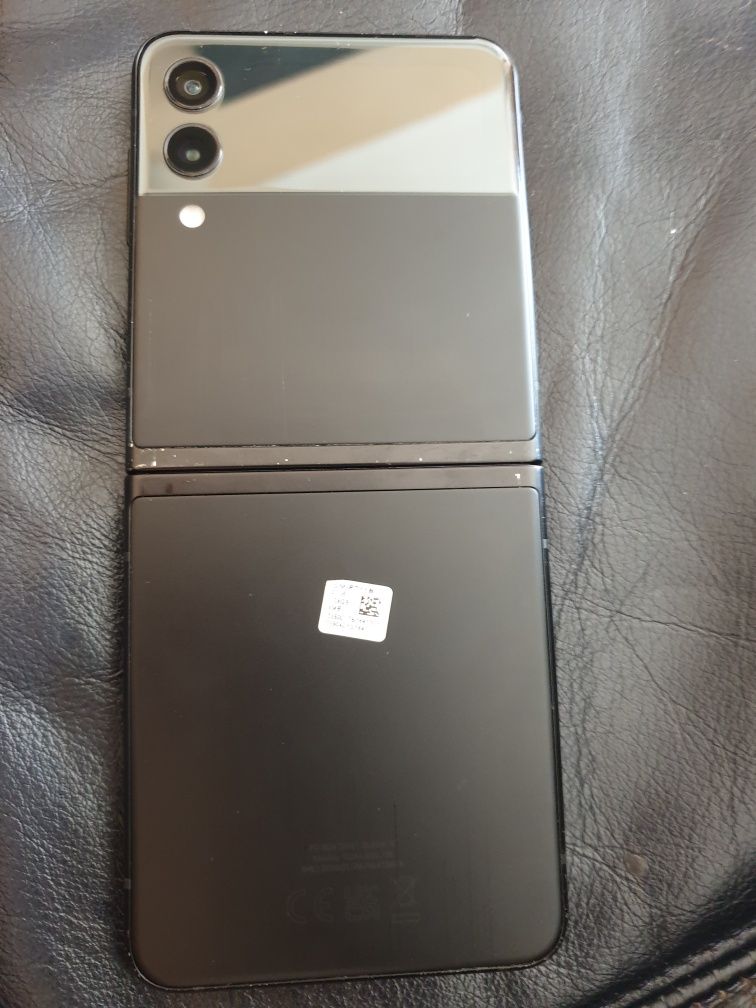 Продава се, много запазен, Samsung Z flilp 3  - 128 GB и 8 GB  ram