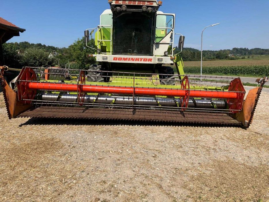Se vinde doua combine Claas cu accesori complecte