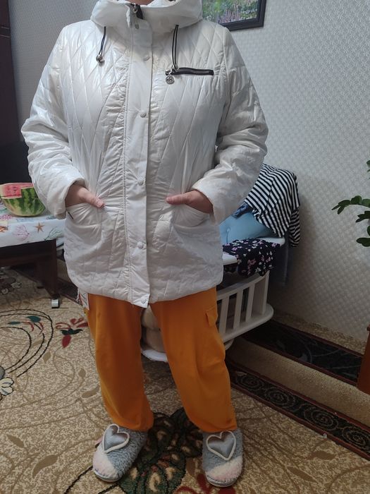 Продам куртки белые