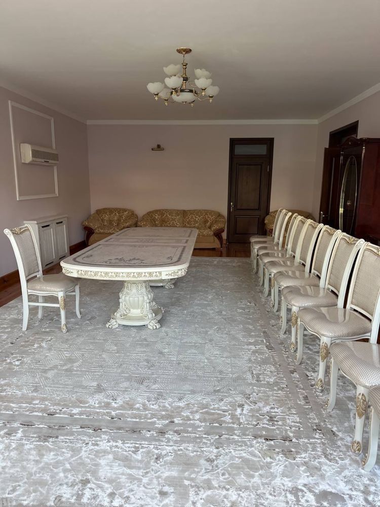 Стол и 12 стульев