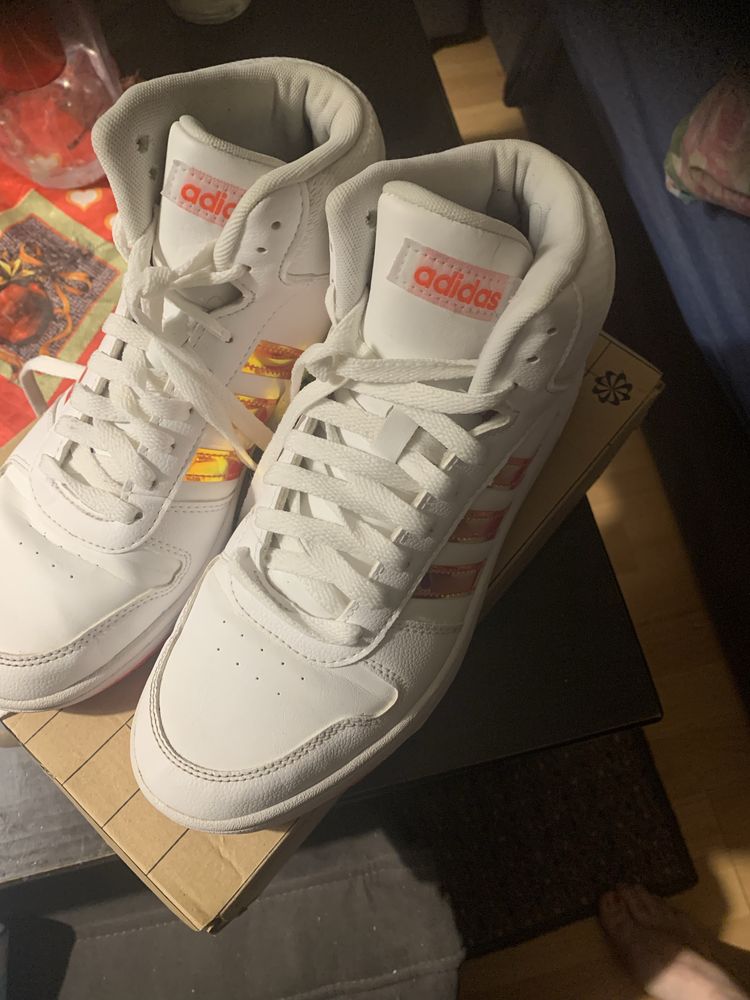 Обувки на Adidas