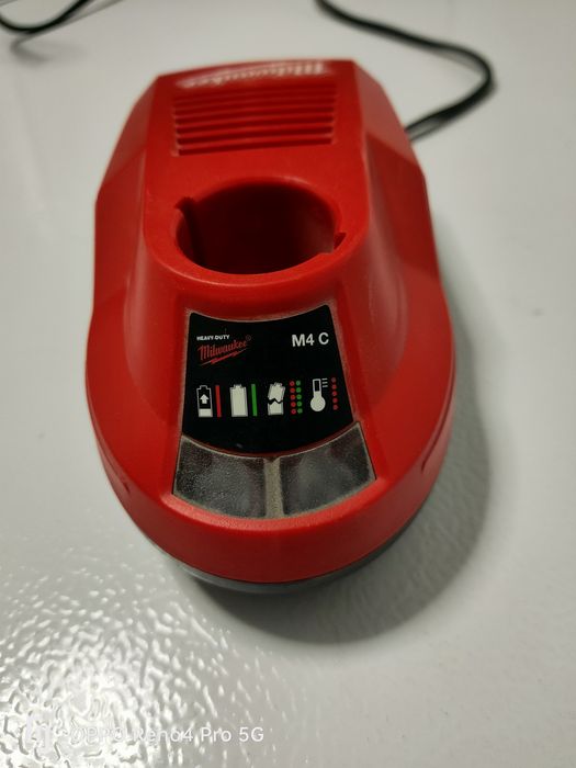 Încărcător Milwaukee M4
