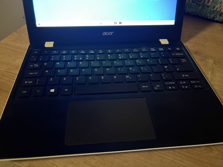 laptop acer alb cu display-ul intact nu are nimic spart