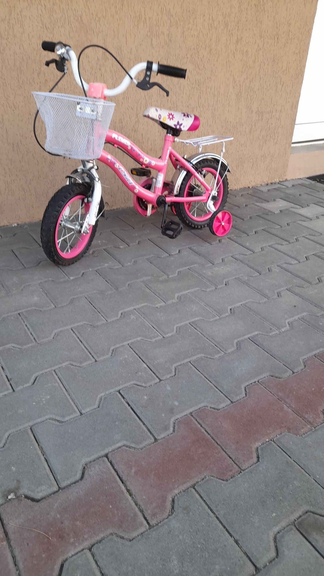 Vând bicicleta pt fetite