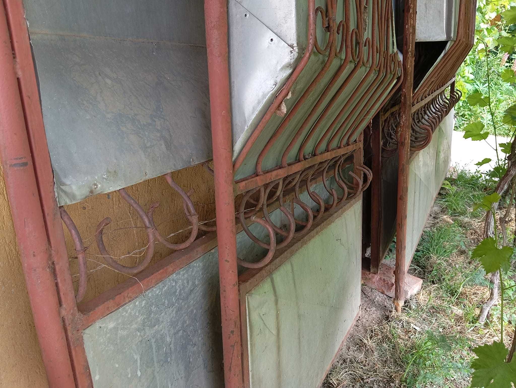 Vând 2 porți din fier (se vând separat sau împreună la alegere)