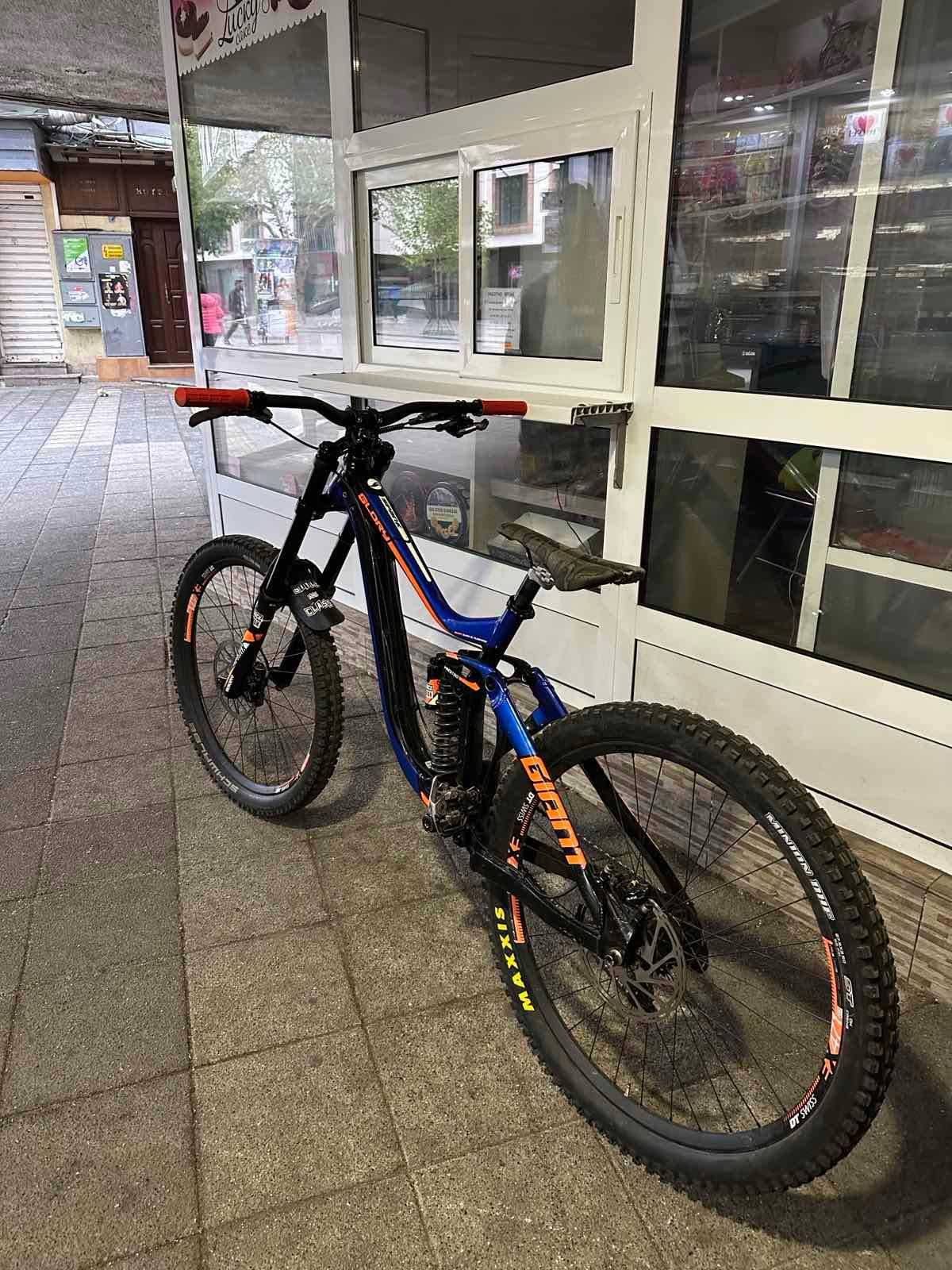 продавам велосипед Giant Glory dh