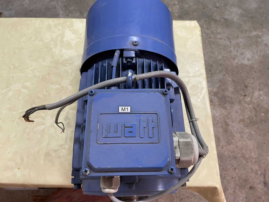 Motor trifazic cu frana magnetica