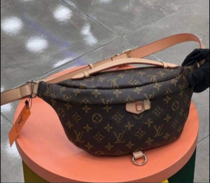 Borseta Louis Vuitton unisex, saculet,etichetă