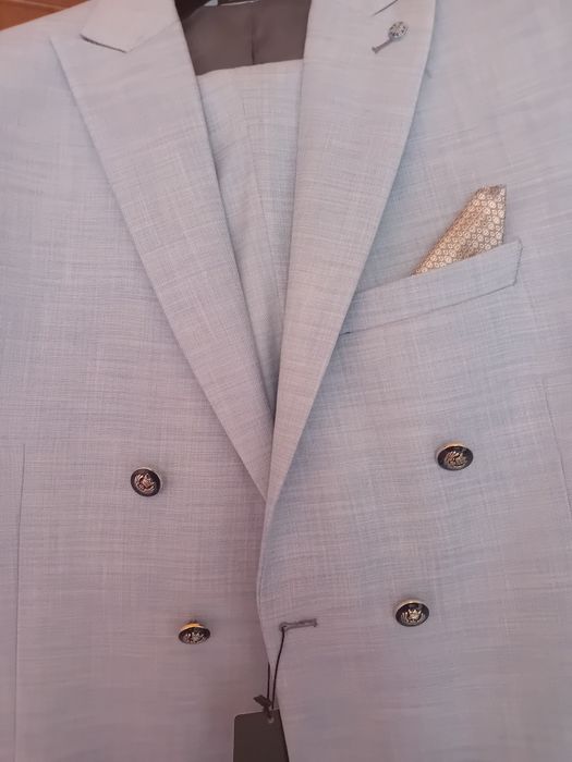 Vând urgent, costum barbati  cu aticheta