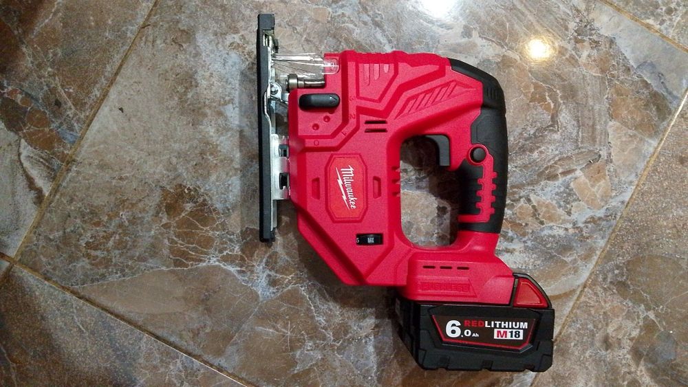 Fierăstrău pendular milwaukee cu baterie de 6A