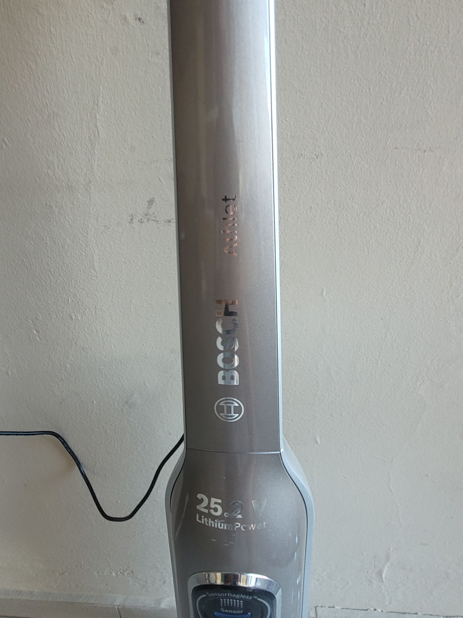 Aspirator vertical bosch athet  25.2v
