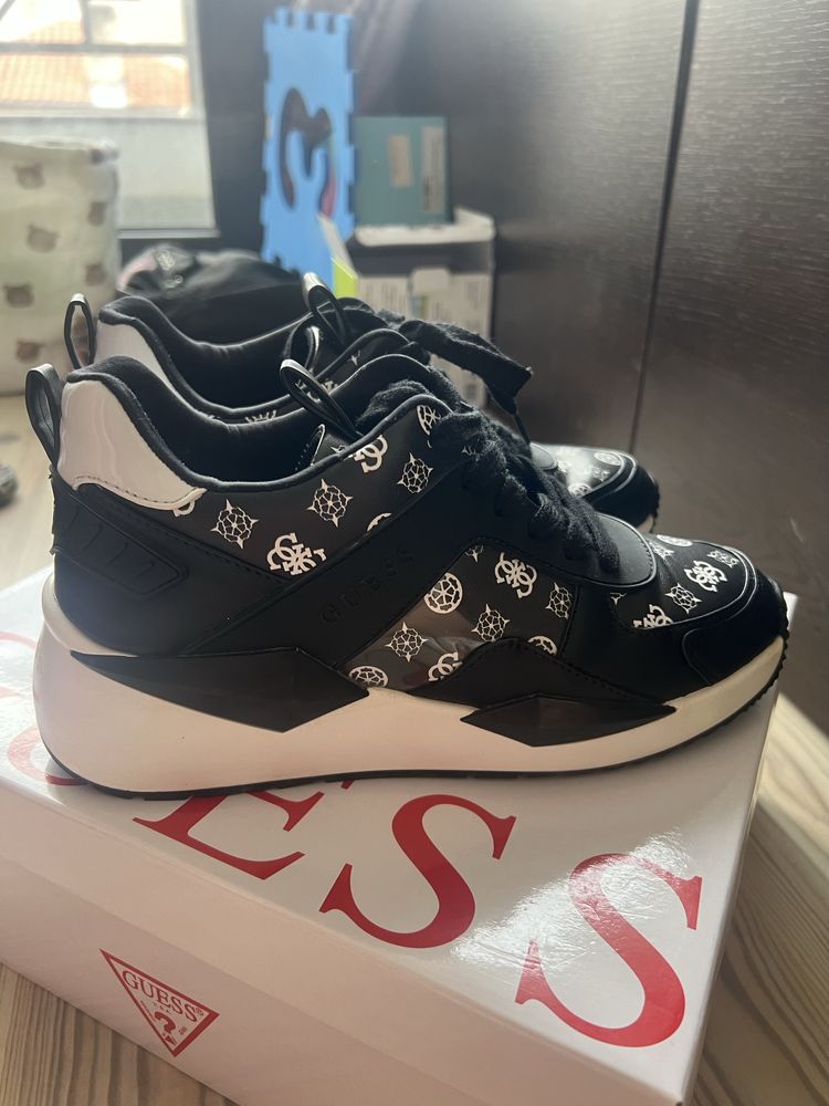 маратонки Guess.