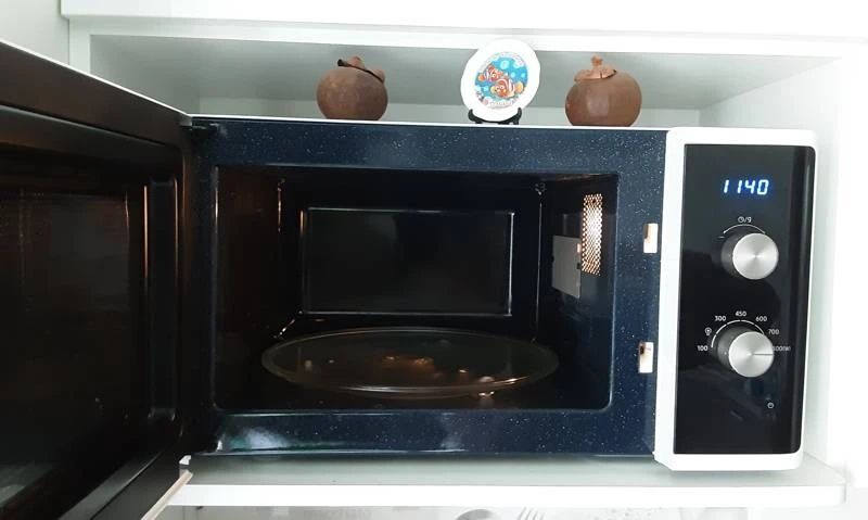 Микроволновая печь Samsung Solo 23L Ceramic Inside Model: MS23K3614AW