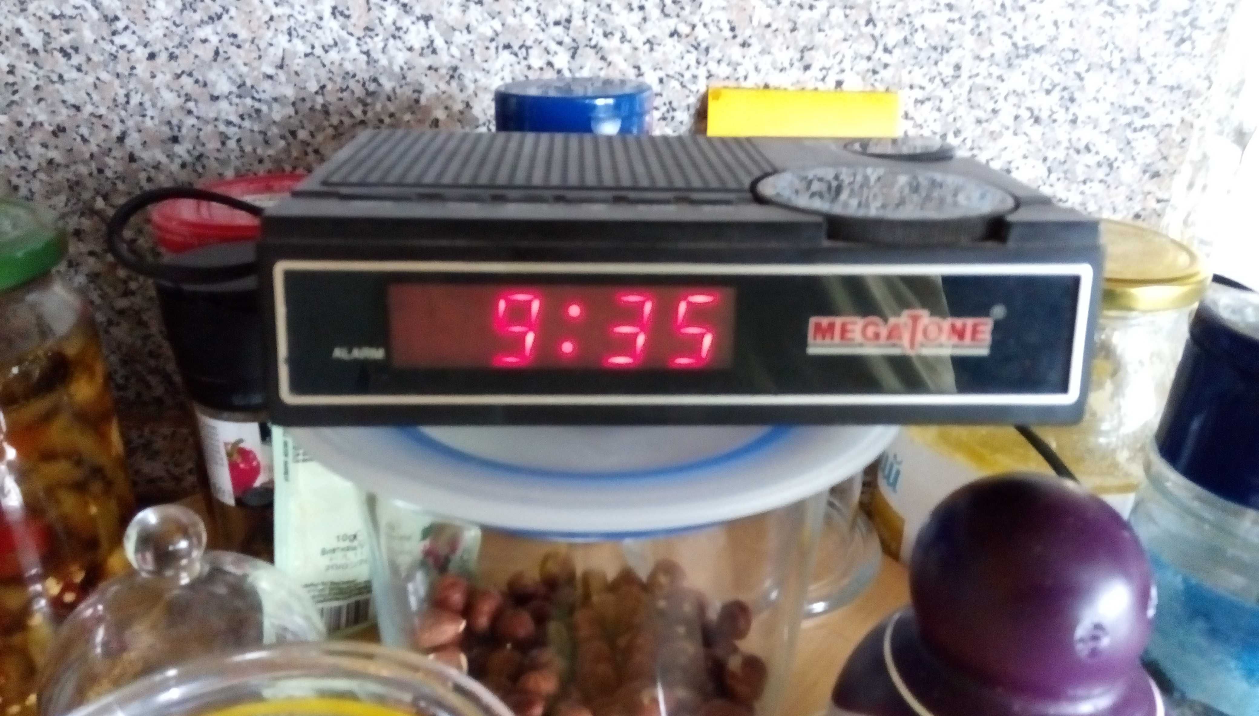 Радио часовник с будилник  Mega Tone