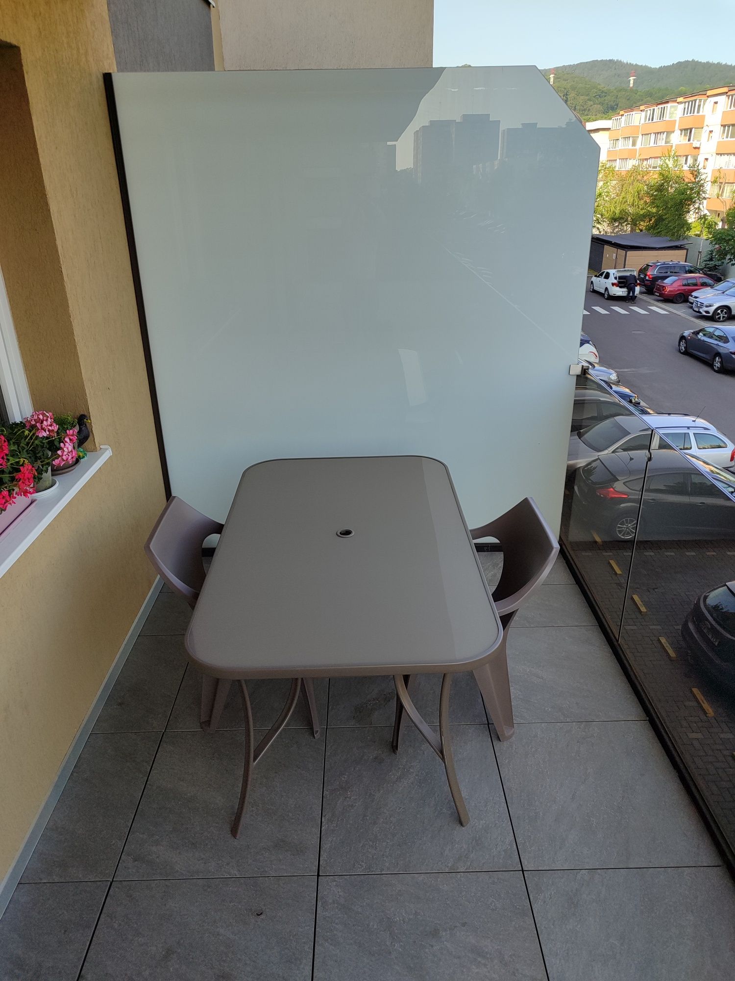 Masa de fier cu sticla+7 scaune plastic cu pernițe pt TERASA