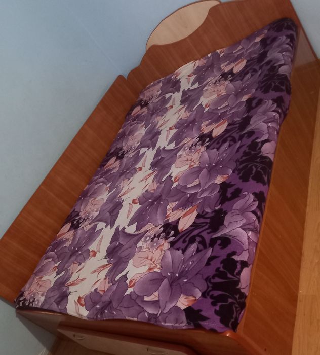 Vând pat cu 2 noptiere