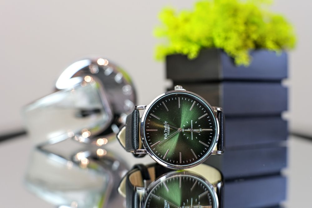 Стилен черен часовник със зелен циферблат