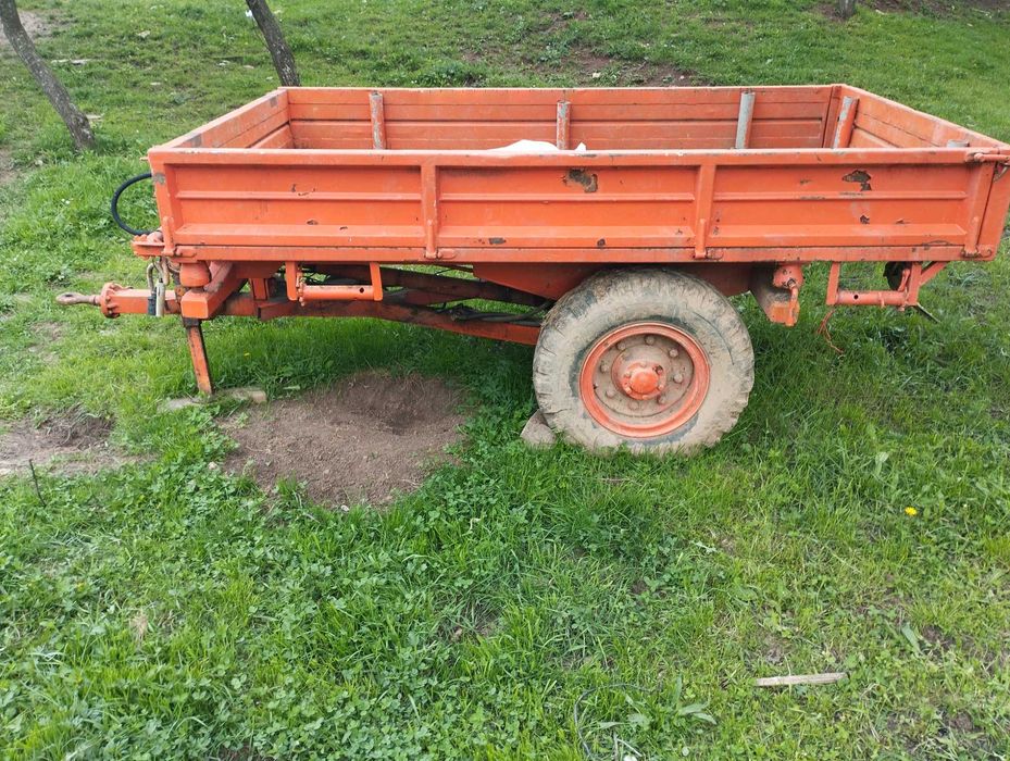 Vând remorca cu tracțiune basculare trilaterala