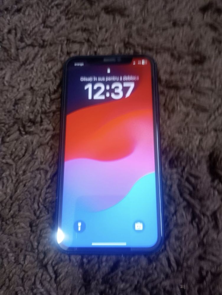 Vând iPhone XR.