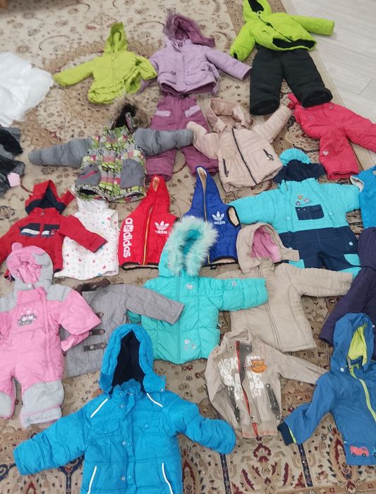 Комбинезоны, жилетки и куртки от рождения до пяти лет.