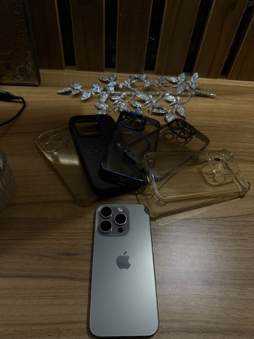 Iphone 15 Pro- pachet huse+ cablu